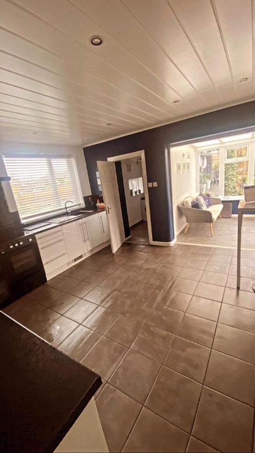 Sunnyside - Large Seaside Home With Views And Hot Tub Prestatyn Exterior photo