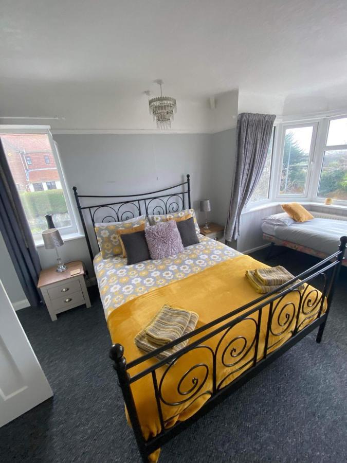 Sunnyside - Large Seaside Home With Views And Hot Tub Prestatyn Exterior photo