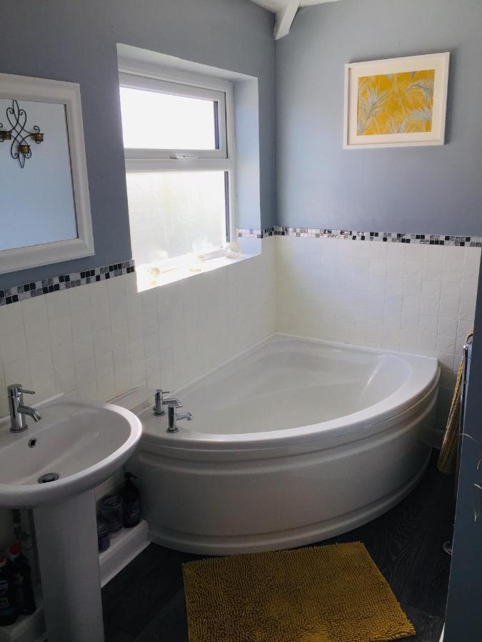 Sunnyside - Large Seaside Home With Views And Hot Tub Prestatyn Exterior photo