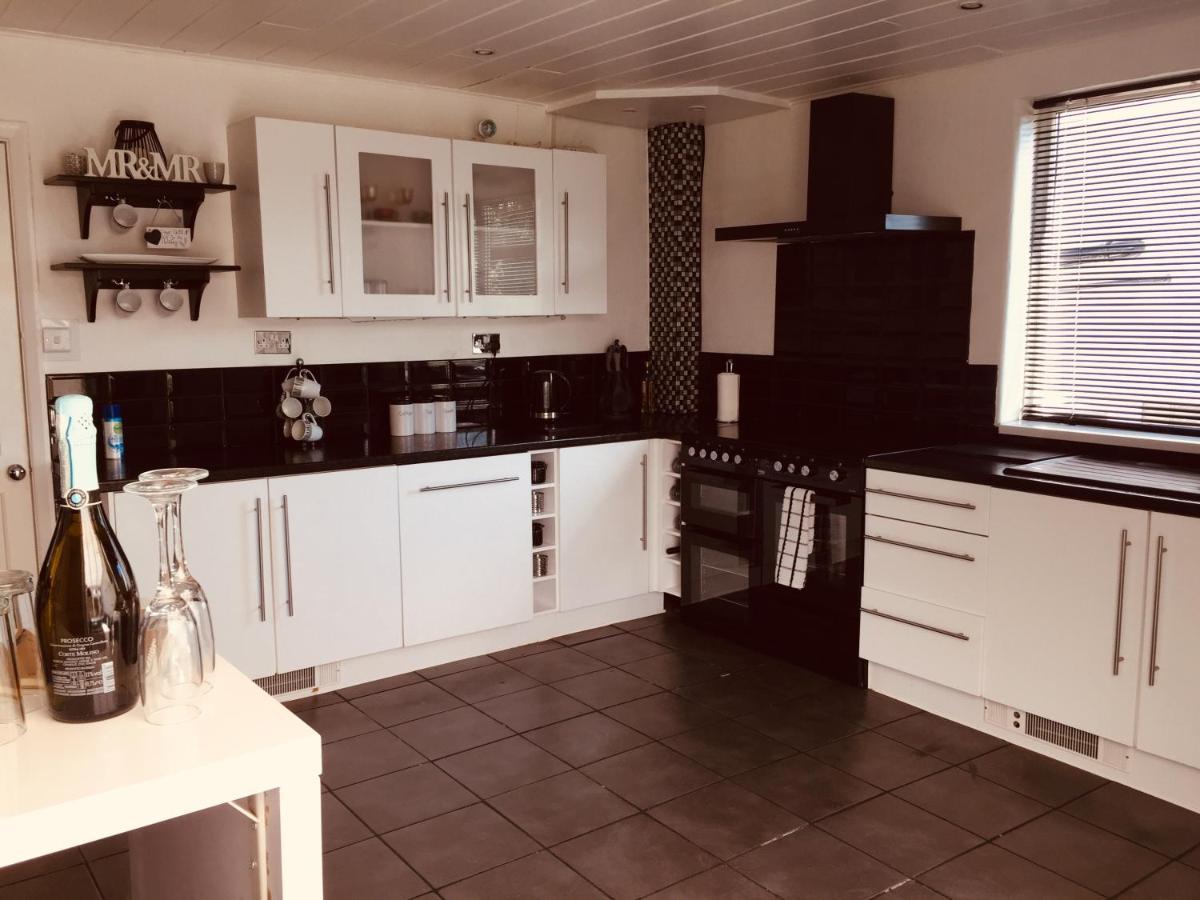Sunnyside - Large Seaside Home With Views And Hot Tub Prestatyn Exterior photo